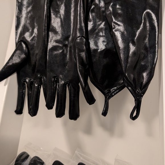 🖤  6 Pairs of Heart Shaped Glasses & Two Pairs Of Black Long Gloves - Picture 3 of 3